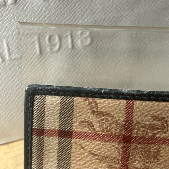 Burberry Card Wallet-Classic stripe imprinted with Burberry logo on the front. - Picture 4 of 9